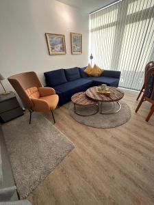 sala de estar con sofá azul y mesa en Meerglück, en Burgtiefe auf Fehmarn 