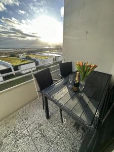 una mesa y sillas en un balcón con flores. en Meerglück, en Burgtiefe auf Fehmarn 