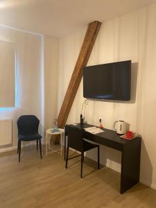 a room with a desk and a tv on a wall at RingLodge in Kelberg