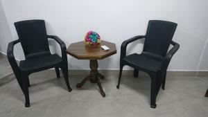 duas cadeiras e uma mesa com um vaso em Shan Villa em Bentota