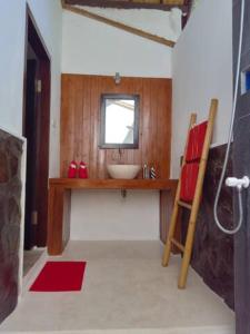 baño con lavabo y ventana en Gili Air Santay Bungalows en Gili Air