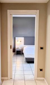 Cet appartement comprend une chambre avec un lit blanc et une chambre d'une superficie de 2 m2. dans l'établissement Le Terrazze sul Lago Hotel & Residence, à Padenghe sul Garda