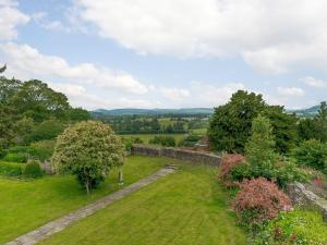 - une vue sur le jardin depuis le haut de la maison dans l'établissement Comus-ukc4034, à Ludlow