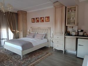 A bed or beds in a room at Vip Lepanto Castle Suites