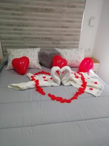 Una cama con dos corazones en ella en La Casita de Ubrique, en Ubrique