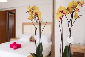 a bedroom with a bed with flowers in a mirror at Naelia in Pastida