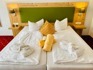 Postel nebo postele na pokoji v ubytování Hotel Nesselwanger Hof