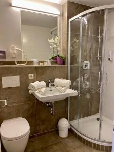 Koupelna v ubytování Hotel Nesselwanger Hof