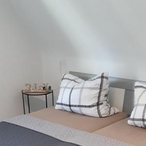 una cama con dos almohadas encima en Blickpunkt en Feucht
