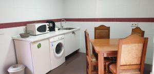 ベロラドにあるCaminanteのキッチン(洗濯機、テーブル付)