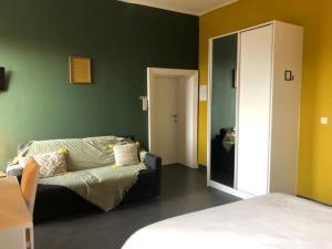 uma sala de estar com um sofá e um espelho em Hotel Le Limbourg em Rochefort