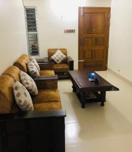 sala de estar con sofá y mesa de centro en Home Away From Home en Chittagong