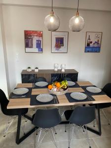 una mesa de comedor con un bol de fruta. en Olive Hill Apartment en Karpofóra