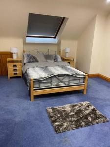 Un pat sau paturi într-o cameră la Lovely 3 bedroom apartment in Buncrana