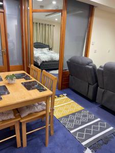 Habitación con mesa, sillas y sofá en Lovely 3 bedroom apartment in Buncrana en Buncrana
