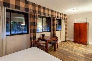 Postel nebo postele na pokoji v ubytování Studio City Court Yard Hotel