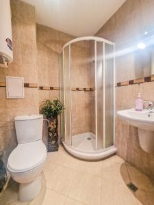 Koupelna v ubytování Charming Flat in Bansko with Sauna by Flat Mаnager + 7 fotografií