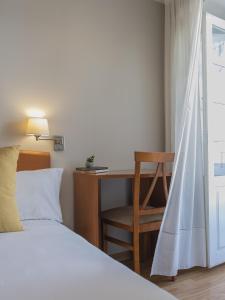 Hostal ALBA Lugo客房内的一张或多张床位
