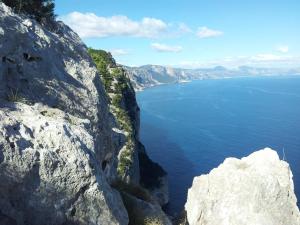 a view of the ocean from the side of a cliff at B&B Antico Telaio in Santa Maria Navarrese