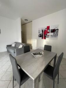 un tavolo da pranzo con sedie e un divano di Appartamento Stelvio a Novate Milanese