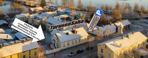 duas fotos de uma cidade com edifícios e um estacionamento em TurusenSaha Guesthouse em Oulu