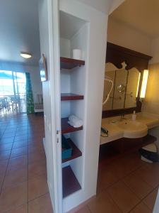 ein Bad mit einem WC und einem Waschbecken in der Unterkunft Appartement Madinina 6 personnes vue sur mer dans village vacances in Sainte-Luce