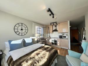 a bedroom with a large bed and a kitchen at Studio at Sierra Nevada 150 m away from the slopes with wifi in Sierra Nevada