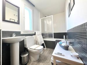 シエラネバダにあるModern studio with mountain view - Sierra Nevada - 36 m²の白いトイレと洗面台のあるバスルーム +17枚の写真