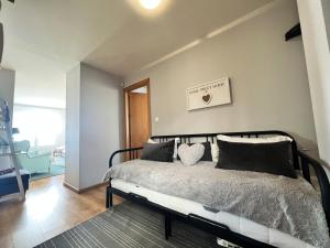 シエラネバダにあるModern studio with mountain view - Sierra Nevada - 36 m²の部屋にベッドがある寝室