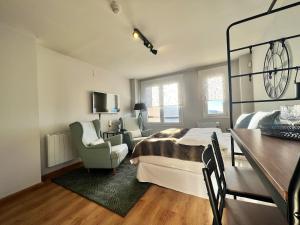 シエラネバダにあるModern studio with mountain view - Sierra Nevada - 36 m²のベッドと机と椅子のある寝室