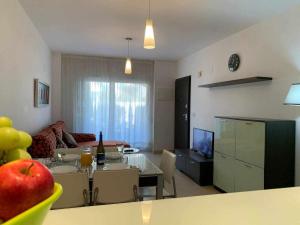 salon ze stołem z jabłkiem na ladzie w obiekcie Impresionante piso de planta baja cerca al mar w mieście Torrevieja