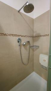 y baño con ducha con cabezal de ducha. en Appartamento Olivo 229 en Portovenere