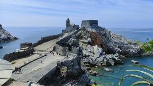 un château au sommet d'une montagne dans l'océan dans l'établissement Appartamento Olivo 229, à Portovenere