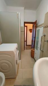 Kylpyhuone majoituspaikassa Appartamento Olivo 229