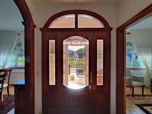 eine Holztür mit einem Fenster in einem Zimmer in der Unterkunft Casa Victoria - Laxe in Laxe