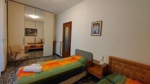 1 dormitorio con 2 camas y espejo en Appartamento Olivo 229 en Portovenere