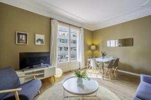 TV a/nebo společenská místnost v ubytování Ola Living Diagonal II Apartments
