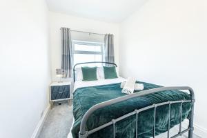 Φωτογραφία από το άλμπουμ του Spacious Beach Home With Hot Tub, BBQ and Garden σε Dymchurch