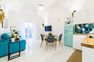 Il comprend une cuisine équipée d'une table et d'un réfrigérateur bleu. dans l'établissement Casa Andreana, à Amalfi