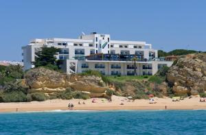 a view of a beach with a building in the background at Alisios in Albufeira