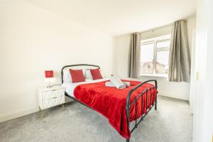 Φωτογραφία από το άλμπουμ του Spacious Beach Home With Hot Tub, BBQ and Garden σε Dymchurch