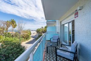 Un balcón con dos sillas y vista al mar. en Hauzify I Apartament Westland, en Salou