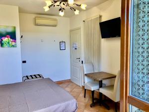 TV a/nebo společenská místnost v ubytování B&B Desenzano Paradise
