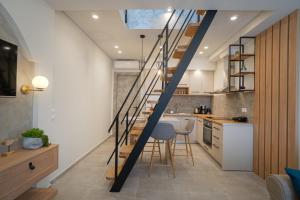 uma cozinha com uma escada que leva a um loft em Jacuzzi maisonette in Sfakia center 'New 2023' em Chora Sfakion