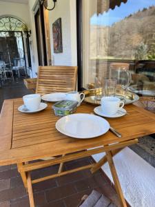 un tavolo di legno con piatti e bicchieri di Black Forest Apartment a Bad Herrenalb