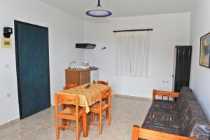 A television and/or entertainment centre at Morfeas Hotel