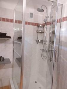 um chuveiro com uma porta de vidro na casa de banho em LES VIGNES ET LA PINEDE PRES DE LA PLAGE em Saint-Tropez