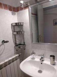 een badkamer met een wastafel en een spiegel bij LES VIGNES ET LA PINEDE PRES DE LA PLAGE in Saint-Tropez