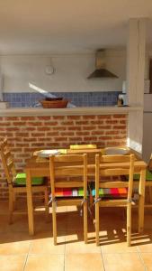 - une table et des chaises en bois dans la cuisine dans l'établissement LES VIGNES ET LA PINEDE PRES DE LA PLAGE, à Saint-Tropez