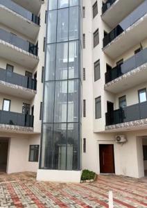 ein hohes Gebäude mit einer Glastür davor in der Unterkunft 3 Bedroom Luxury Apartment in Lekki in Lagos